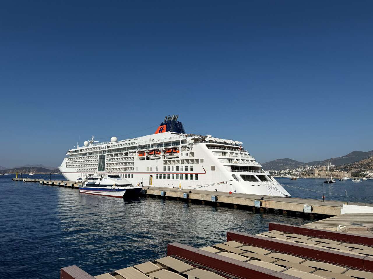 Bodrum’da Kruvaziyer Hareketliliği Hız Kesmiyor, Europa 2 Limana Geldi 1